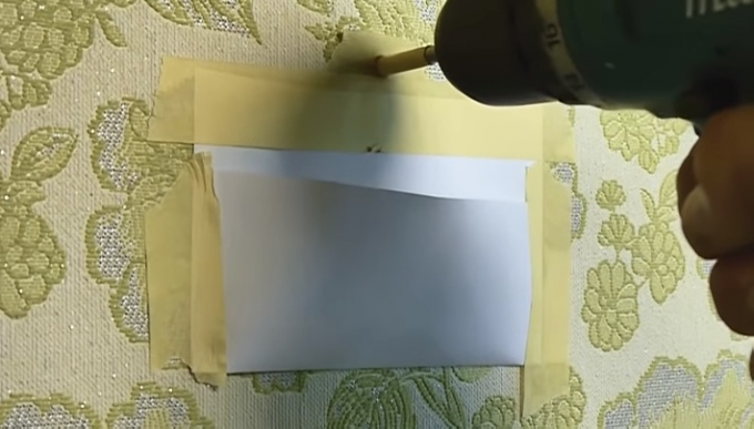 Pocket valmistatud paber ja maalriteip kaitseb tapeet tolmu, mis tekib siis, kui puurimine 