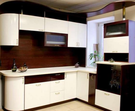Valge ja pruun köök - standardköögis mittestandardne lahendus
