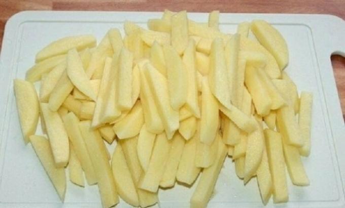 Lõika kooritud kartulid kangideks 1 cm paks.